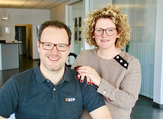 ZADE-Geschäftsführerin Barbara Emmerstorfer mit dem neuen KFZ-Meister Peter Silbergasser