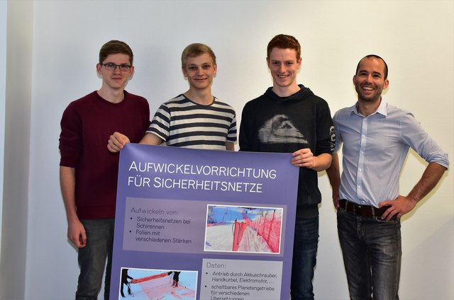 Die erfolgreichen Automatisierungstechniker Sebastian Hochedlinger, Jakob Geiger und Michael Giritsch mit ihrem Projektbetreuer Christian Benatzky