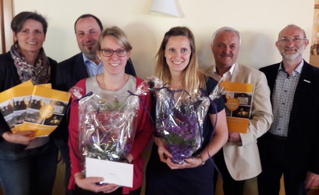 Der Vorstand der Dorferneuerung Bromberg bedankte sich im Rahmen der Jahreshauptversammlung am 22. April ganz herzlich bei Margret Pöll und Katrin Bschaden, die wesentlich zum Gelingen der 20-Jahr-Jubiläums-Festschrift des Vereines beitrugen.
Personen v. l. n. r.: Obmann-Stv. Martina Piribauer, Bgm. Sepp Schrammel, Margret Pöll, Katrin Bschaden, Obmann Gottfried Haller, Regionalberater Ing. Walter Ströbl
Fotocredit: Martina Piribauer