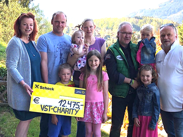 Von Gabriele Eichbauer-Sturm (VST), Familie Eberharter mit Julia (2. Kind v. li.), Thomas Spindler, Fidji Fiala (beide VST). | Foto: VST