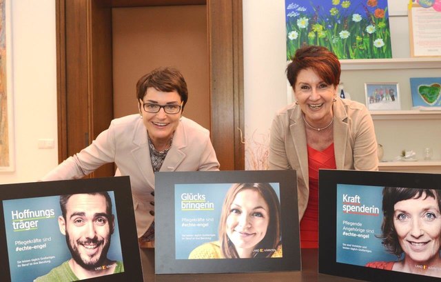 Beate Prettner und Beate Wanke präsentierten "Echte Engel", eine neue Imagekampage des Landes für Pflegeberufe. Sie soll mehr Menschen in die Pflege bringen und die Möglichkeiten des Berufes aufzeigen.