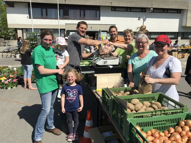 Vizebürgermeister Markus Hofko mit Familie Gumpelmeier aus Thurnharting.