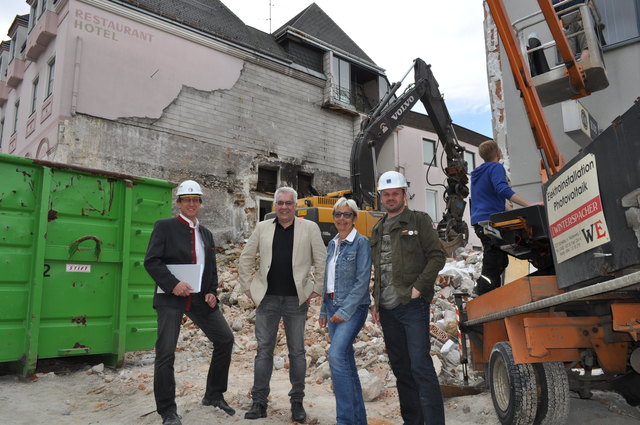 Günter Kloimüller, Martin Potzmader und Leo Graf (von links) mit Bürgermeisterin Christine Dünwald auf der Baustelle mitten im Stadtgebiet.