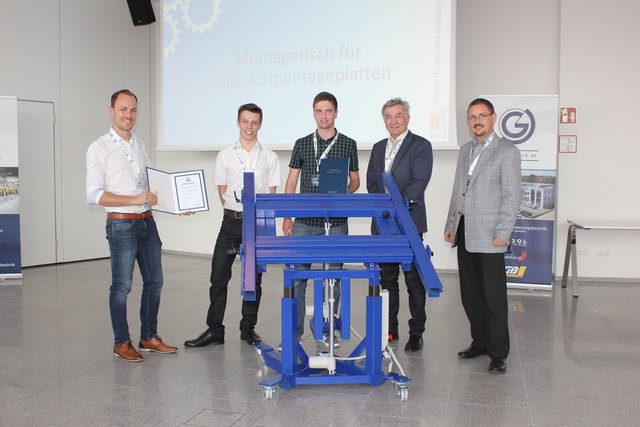 Bernhard Hebesberger von Gtech bedankte sich bei den Maturanten der HTL Wels, Martin Scharinger und Michael Ohrlinger, für den Montagetisch (v.li.), HTL-Wels-Betreuer Ludwig Legl und Maschinenbau-Abteilungsvorstand Ralph Mitterhuber gratulierten.