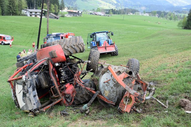 Der Traktor samt Anhänger nach dem Absturz.