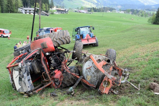 Der Traktor samt Anhänger nach dem Absturz. | Foto: ZOOM-Tirol