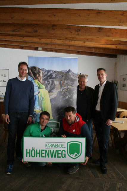 Die Vertreter der Projektgruppe des Karwendel Höhenwegs
(v.l.n.r.) Martin Friede (TVB Hall-Wattens), Hermann Sonntag (GF Naturpark Karwendel), Robert Fankhauser (Solsteinhaus), Winfried Schatz (OeAV Sektion Innsbruck), Christian Mair (Innsbrucker Nordkettenbahnen)