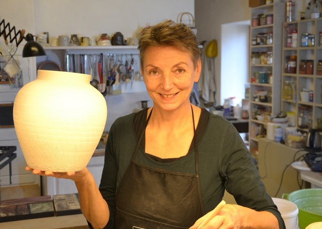 Keramikerin Eva Mayer lädt zur Ausstellung ein.