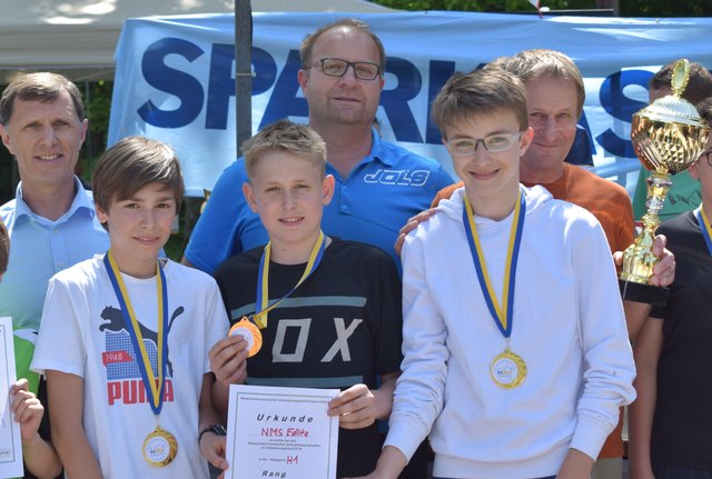 Das Siegerteam der NMS Edlitz mit Lehrer Gerhard Heiss (Pokal)