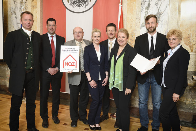 Das Team des Alten- und Pflegeheimes Haus St. Josef freut sich über die Auszeichnung mit dem Nationalen Qualitätszertifikat für Alten- und Pflegeheime in Österreich.