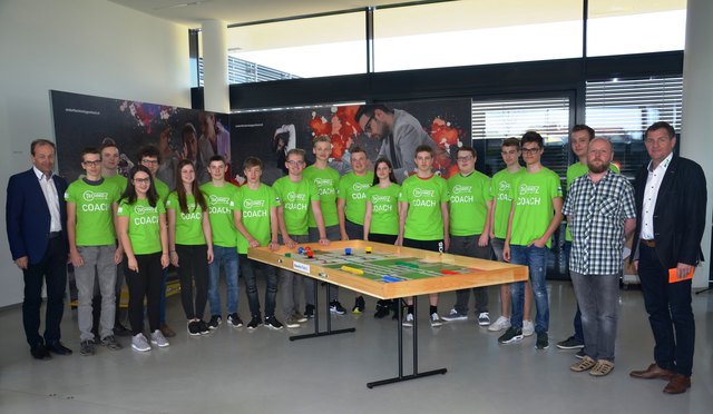 Die Robotik-Coaches der Andorf Technology School mit Direktor Josef Karl (links), Lehrer Stefan Schrattenecker und Herbert Ibinger, Geschäftsführer des Techno-Z (rechts). | Foto: Techno-Z