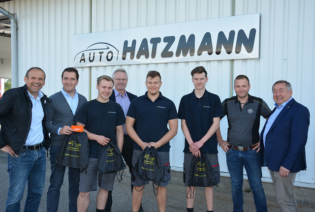 AK-Rat Isidor Hofbauer, LAbg. Gerald Weilbuchner, Bundesrat Ferdinand Tiefnig, Johannes Hatzmann und LAbg. a. D. Bgm. Franz Weinberger mit Lehrlingen der Firma Auto Hatzmann﻿.