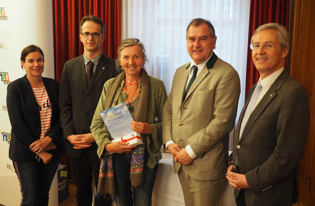 V.l.: Gemeinderätin Verena Hanisch-Horvath, DI Robert Schweighofer (Magistrat, Gruppenleiter Stadtentwicklung), Ulrike Gamperl, LAbg. Stadtrat DI Franz Dinhobl und Baudirektor DI Manfred Korzil bei der Prämierung der 10 besten Ideen.