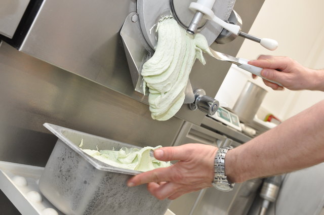 Das fertige Grazer Krauthäuptel Eis schmeckt sehr erfrischend.