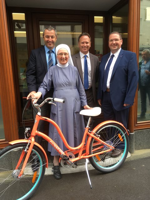 Bei der Fahrradübergabe: Direktor Harald Heinisch, Sr. Tarcisia Valtingoier, und die Direktoren Markus Leibetseder und Michael Habermaier (v. l.).