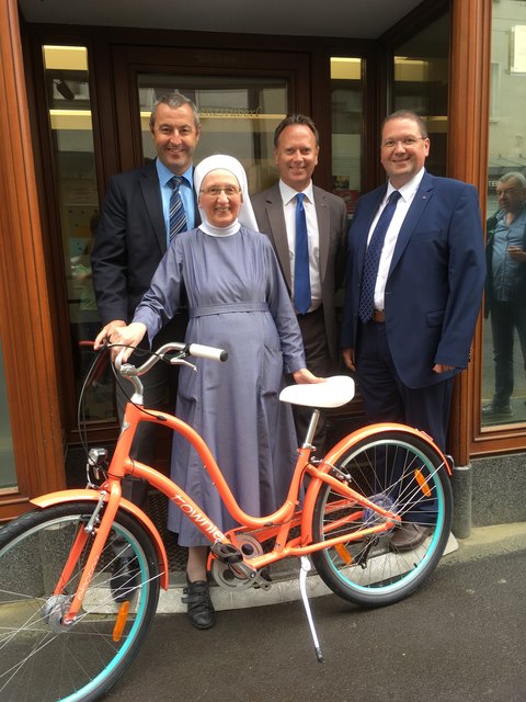 Bei der Fahrradübergabe: Direktor Harald Heinisch, Sr. Tarcisia Valtingoier, und die Direktoren Markus Leibetseder und Michael Habermaier (v. l.). | Foto: Helvetia