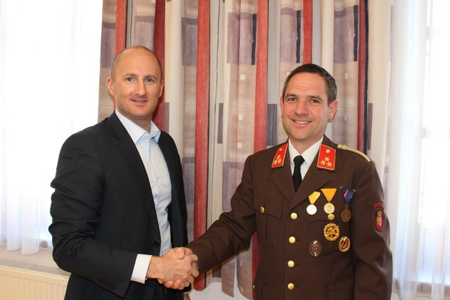 Bürgermeister Thomas Priewasser (li) und der neue Pflichtbereichskommandant Berthold Pumberger.