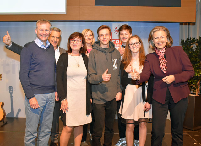 LRin Zoller-Frischauf und LRin Palfrader mit den VertreterInnen der Sponsoren, darunter Stefan Lahartinger (Sparkasse) und Wolfgang Sparer (Wifi) und den Redewettbewerbs-TeilnehmerInnen der Polytechnischen Schulen.