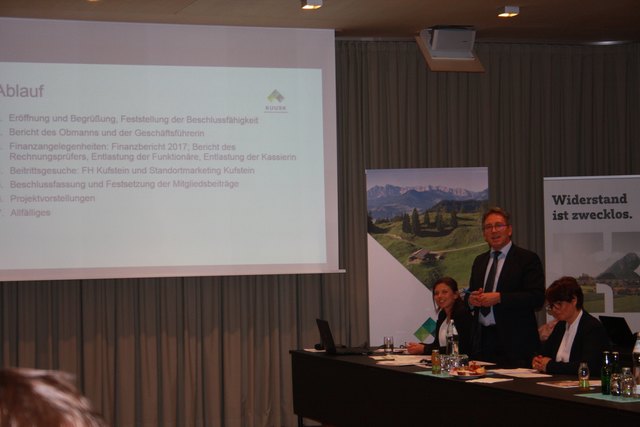 Obmann Bgm Martin Krumschnabel begrüßte die "KUUSK"-Mitglieder im Bürgersaal des Kufsteiner Rathauses.