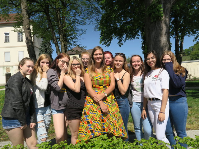 Birgit Raffetseder mit Schülerinnen.