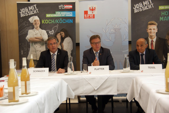 Direktor Günther Schwazer, LH Günther Platter und Lehrlingskoordinator Roland Teissl (v.li.) bei der  Pressekonferenz in Landeck.