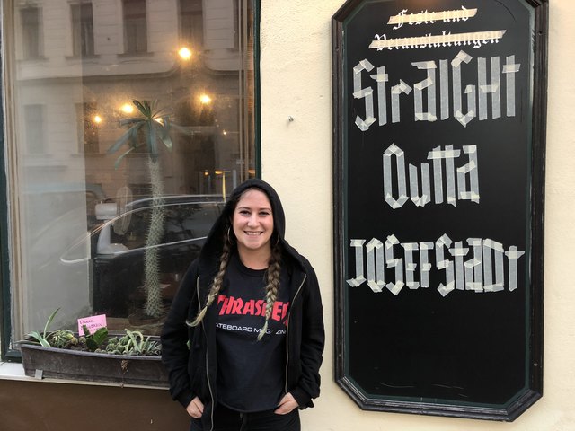 Straight outta Josefstadt: Ursula Varela Leyva vor ihrer Bar in der Breitenfelder Gasse.