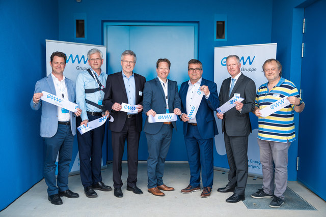 Florian Niedersüß (Vorstandssprecher eww ag), Bernhard Peham (Bereichsleiter eww ITandTEL), LAbg. Peter Csar, Wolfgang Nöstlinger (tech. Vorstand eww ag), Bürgermeister Paul Mahr, Jörg Scheitbauer (TGW Group) und EN50600-Planer Gernot Frauscher.
