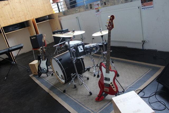 Die gesamte Instrumentenpalette darf ausprobiert werden. Am Ende gibt es ein kleines Konzert.