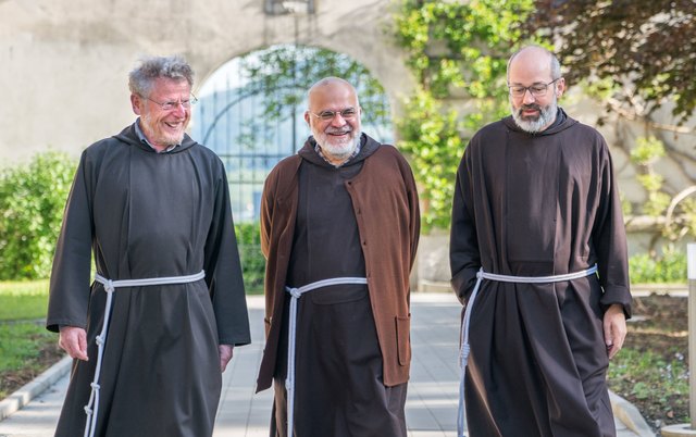 Grenzübergreifendes Leben und Arbeiten ist wichtig, da sind sich Br. Erich Geir (A; links), Generalrat Br. Pio Murat und CENOC-Präsident Br. Marinus Parzinger (D) einig. (c) Kapuziner/ M. Huber