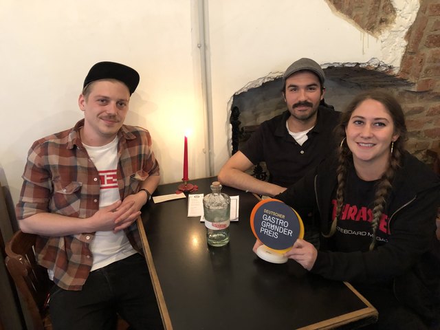 Dany (Mitte) und Ursula Leyva mit dem Deutschen Gastro-Gründerpreis. Links Ursulas Bruder Thomas, der ebenfalls in der Bar arbeitet.