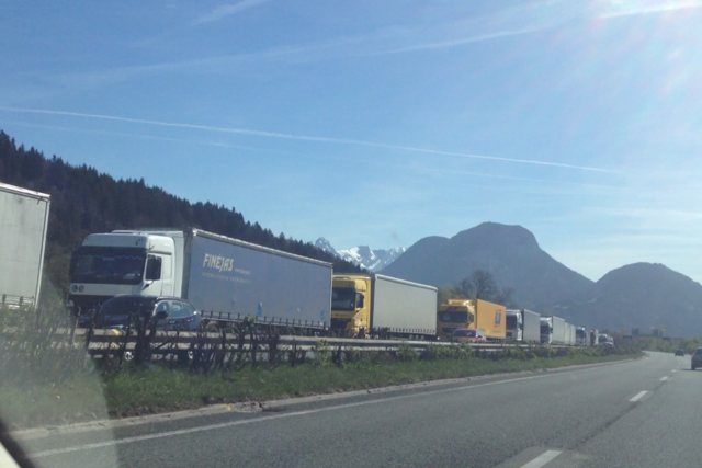 Günther Platter zur Blockabfertigung am 26. April: "Aufgrund des extrem hohen Verkehrsaufkommens im Land wurden zwischenzeitlich auch nur 250 Lkw durchgelassen – dadurch konnte in Tirol ein totaler Verkehrskollaps bis in die Nachmittagsstunden hinein vermieden werden“