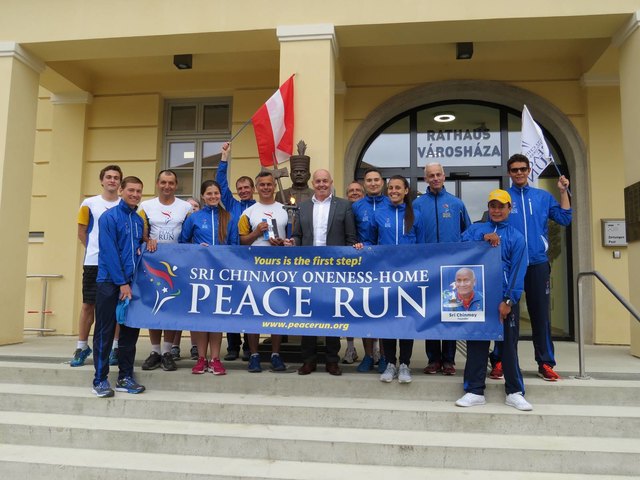 Der "Peace Run" durchquerte auch Oberwart und machte beim Rathaus Station. | Foto: Stadtgemeinde Oberwart