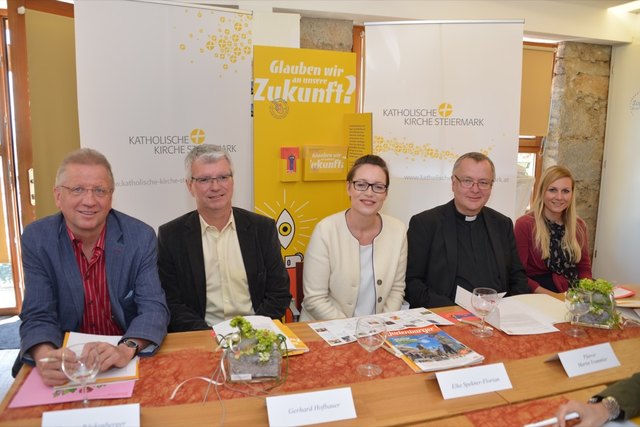 Programmpräsentation im Sternenturm. Von links: Thomas Bäckenberger (Generalsekretär Weg2018),
Gerhard Hofbauer (Bühnenkoordinator), GR Elke Spekner-Florian, Pfarrer Martin Maria Trummler, Bettina Zangl (Caritas-Regionalkoordinatorin Obersteiermark West). Fotos: Pfister