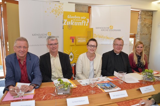 Programmpräsentation im Sternenturm. Von links: Thomas Bäckenberger (Generalsekretär Weg2018),
Gerhard Hofbauer (Bühnenkoordinator), GR Elke Spekner-Florian, Pfarrer Martin Maria Trummler, Bettina Zangl (Caritas-Regionalkoordinatorin Obersteiermark West).	Fotos: Pfister