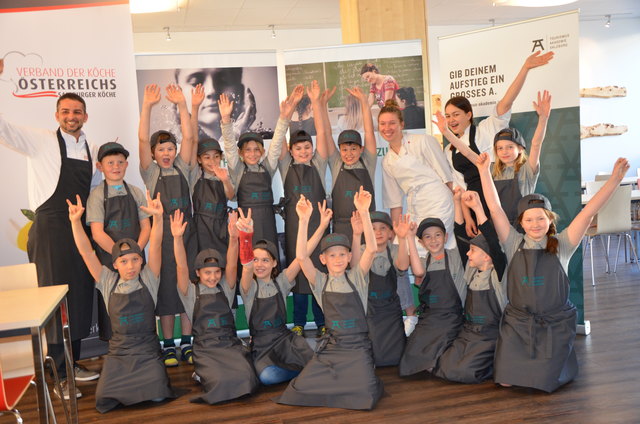 Kochen und Servieren stand für die Schüler der VS Neu in St. Johann beim Kochworkshop mit Alexander Forbes am Programm. | Foto: TAS