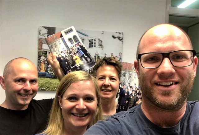 Vereinsvorstand mit dem Jahresbericht 2017: Michael Rosecker, die Geschäftsführerinnen Katrin Tamandl und Susanne Marton, sowie Bernhard Fenz.
