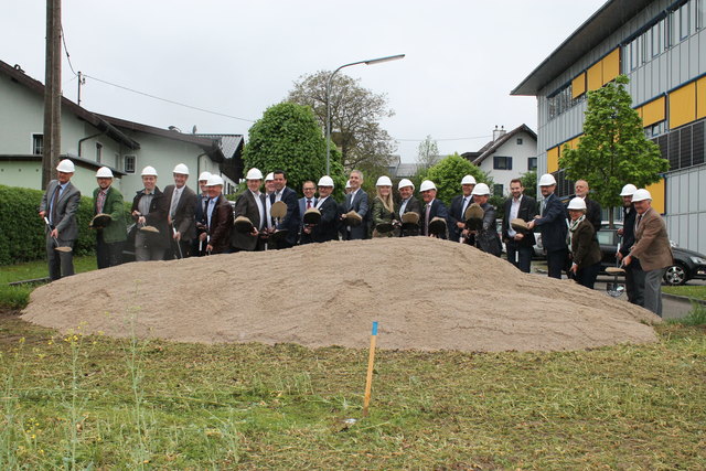 Die Gesellschafter und Partner beim Spatenstich in der Vorwoche. Das Technologiezentrum in Gmunden wird erweitert, Eröffnung soll im März 2019 sein.