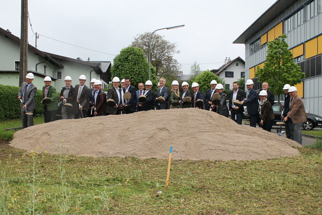 Die Gesellschafter und Partner beim Spatenstich in der Vorwoche. Das Technologiezentrum in Gmunden wird erweitert, Eröffnung soll im März 2019 sein. | Foto: Kerstin Müller