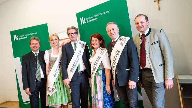 Präsident Franz Titschenbacher (l.) und Kammerdirektor Werner Brugner (r.) zeichneten „Gut zu Wissen“-Botschafter aus: Ulli Retter, Christa Wimberger, Johann Spreitzhofer und Christopher Drexler.