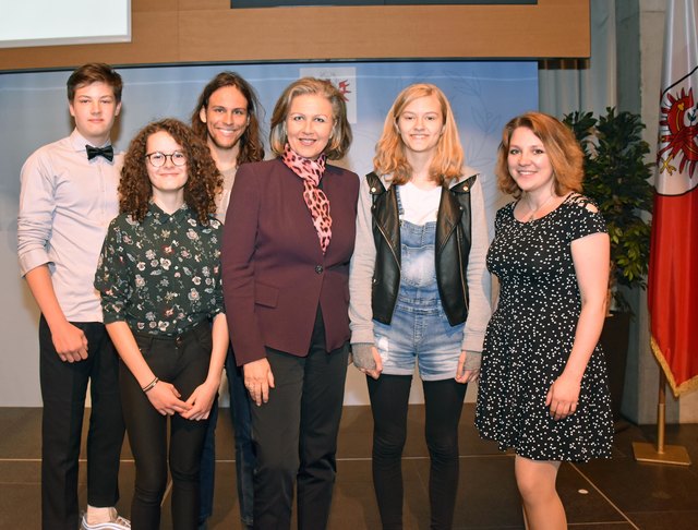 (v.li.): Jakob Ostermann (PTS Telfs), Nathalie Hasslacher (NMS Egger-Lienz), Florian Heim (BG/BRG Kufstein), LRin Zoller-Frischauf, Alina Astl (Bischöfliches Gymnasium Paulinum Schwaz), Johanna Ladner (TFBS für Tourismus und Handel Landeck).