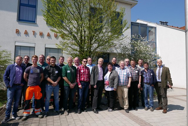 Gastgeber-Gemeinde Paudorf mit Bürgermeister Reg. Rat Josef Böck, Dieter Ott (Amtsleiter) und Referent DI Gerhard Prähofer sowie den SchulungsteilnehmerInnen aus dem am LEADER-Projekt „ Ökologische Gestaltung u. Pflege öffentlicher Grünräume“ beteiligten Gemeinden Atzenbrugg, Großweikersdorf, Herzogenburg, Königsbrunn, Nussdorf, Perschling, Sitzenberg-Reidling, Wölbling, Traismauer, Zwentendorf.