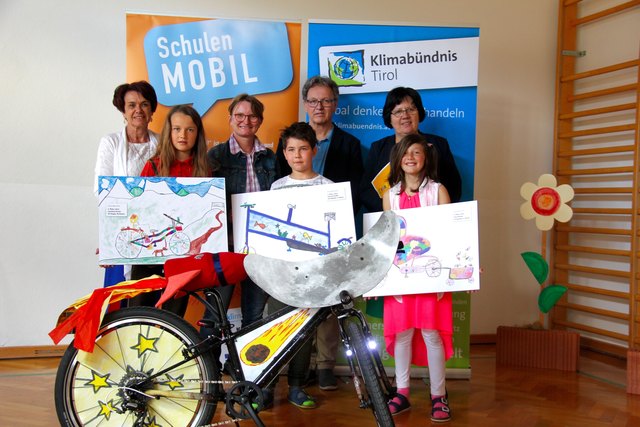 Direktorin Irmgard Grißmann, Martina Abraham von Klimabündnis Tirol, Bürgermeister Georg Hofmann und Schulinspektorin Elisabeth Bachler freuen sich mit den GewinnerInnen Feya Walder, Yannick Kofler und Carolina Ortner (v.l.).