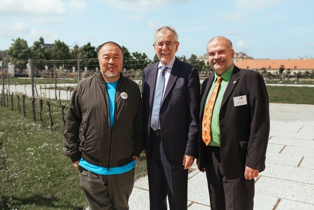 Tierschutz als Existenzfrage: Darüber diskutierten Ai Weiwei, Alexander Van der Bellen und Heli Dungler (v.l.). | Foto: Adrian Almasan - www.adrianalmasan.com