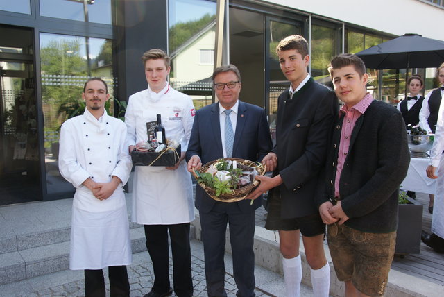 Geschenkübergabe der Schüler der TFBS Landeck und der LLA Imst an LH Günther Platter.