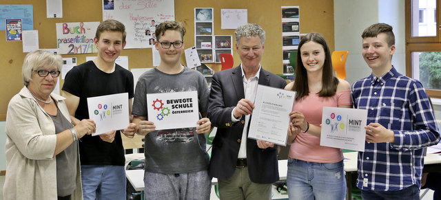 Ob Sport, Wissenschaft oder Wirtschaft: Bgm. Michael Viertler freut sich mit den Schülern über die Auszeichnungen.