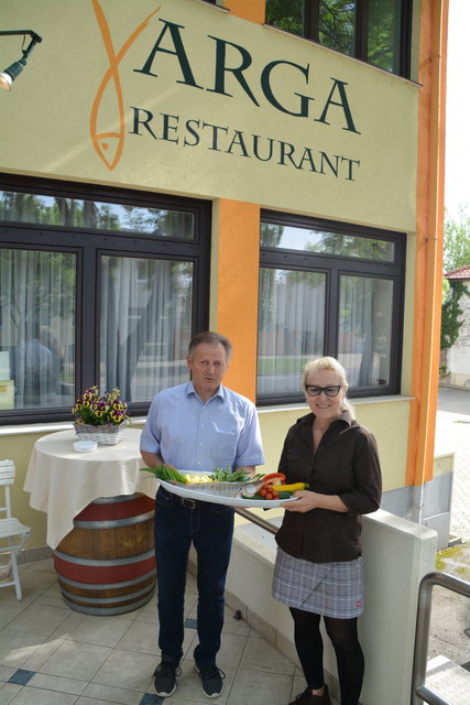 Emmerich und Silvia Varge schauen auf regionale Produkte.