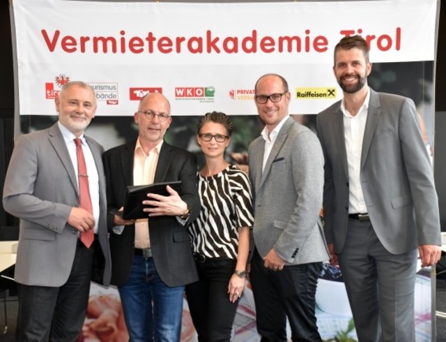 Stolz auf die Partnerschaft: (v.l.) Gerhard Föger, Anton Habicher (beide Land Tirol), Katrin Perktold (Verband der Tiroler Tourismusverbände), Fachgruppen-Obmann und Landtagsabgeordneter Mario Gerber, Norbert Schöpf (WIFI Tirol).