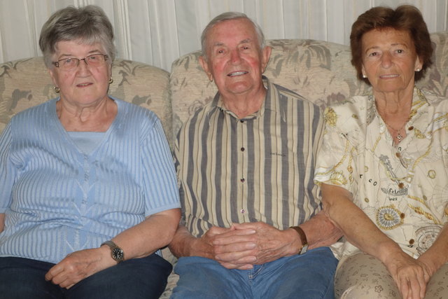 von links nach rechts: Ortsbetreuerin Anna Fischer, Alois Hölzel und Gattin Ingrid.