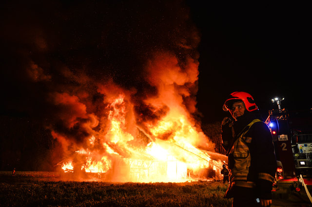 GROSSBRAND in Innsbruck im Kranebitten stand ein Stallgebäude in Vollbrand.
Im Einsatz standen 4 Freiwillige Feuerwehren und die Berufsfeuerwehr sowie Rettung und Polizei.
Laut ersten Infos gibt es keine Verletzten. Diese Infos sind noch nicht Bestätigt!
Weitere Infos Polizei