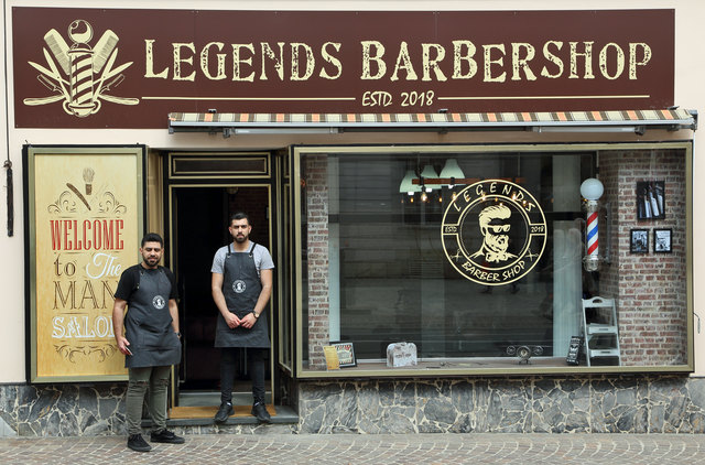 Hassan und Nawras Alfares vor ihrem Legends Barber Shop